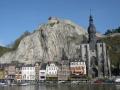 Dinant - turisticky atraktivni mesto v Ardenach s dominantni citadelou z roku 1051. Puvabne historicke mestecko se nachazi na rece Maas, 30 km na jih od hlavniho mesta provincie a je to rodne mesto mistra Antoina Josepha Saxe /belgicky vyrobce hudebnich nastroju, objevitel saxofonu, saxhornu a saxtrombonu/. Dulezite stredisko cestovniho ruchu v pohori Ardeny je nazyvano perlou Maasu