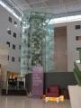 vinna vez v hotelu SAS Radisson bez akrobatky pres den /obsah veze az 4.000 ks lahvi/