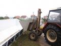 Traktor hrozny v nsypce sveze tch nkolikset metr z vinice ke sklepu.